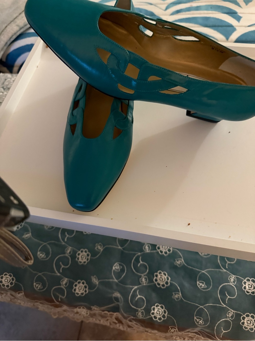 Teal Cutout Leather kitten heels - Picture 5 of 10